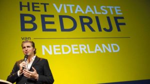 Welk bedrijf is Het Vitaalste Bedrijf van Nederland? Pieter van den Hoogenband gaat ook dit jaar op zoek naar het bedrijf dat het meest investeert in het vitaal houden van zijn medewerkers. De olympisch zwemkampioen maakt op 19 november bekend welk bedrijf zich Het Vitaalste Bedrijf van Nederland 2018 mag noemen. Werkgevers en werknemers kunnen hun bedrijf tot en met 31 augustus inschrijven.