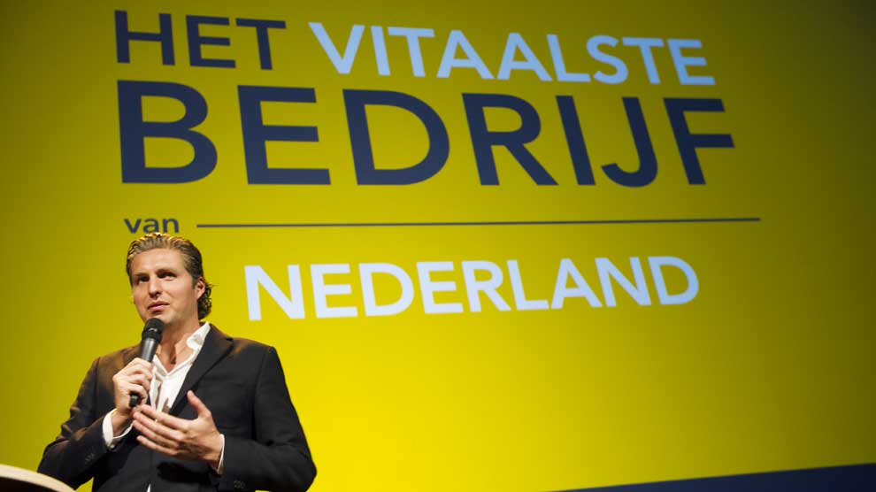 Welk bedrijf is Het Vitaalste Bedrijf van Nederland? Pieter van den Hoogenband gaat ook dit jaar op zoek naar het bedrijf dat het meest investeert in het vitaal houden van zijn medewerkers. De olympisch zwemkampioen maakt op 19 november bekend welk bedrijf zich Het Vitaalste Bedrijf van Nederland 2018 mag noemen. Werkgevers en werknemers kunnen hun bedrijf tot en met 31 augustus inschrijven.