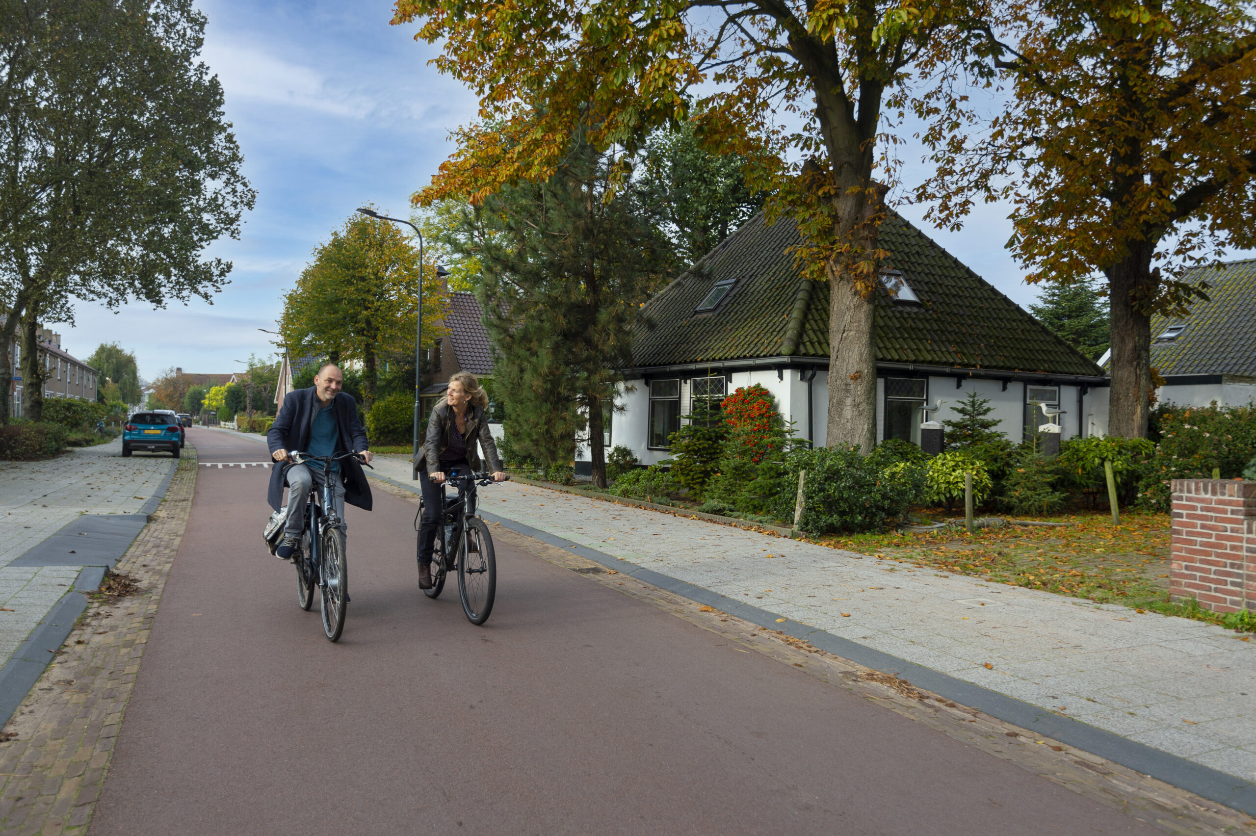 Twee_fietsers_rijden_naast_elkaar_op_de_fietsstraat_Maerten_van_Heemskerckstr